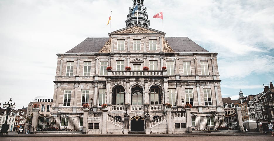 Maastricht stadhuis in het centrum